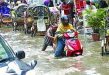 হালকা বৃষ্টিতেও কয়েক জায়গায় জলাবদ্ধতা