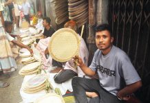 গরমে চাহিদার তুঙ্গে তালপাতার হাতপাখা