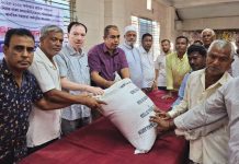 ৪০নং ওয়ার্ডে জেলেদের মাঝে ভিজিএফ কার্ডের চাল বিতরণ