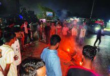 কর্ণফুলীতে গণপিটুনিতে যুবক আহত, মোটর সাইকেলে আগুন