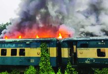 সদরঘাট এসআরবি স্টেশনে আগুনে পুড়ল ট্রেনের পরিত্যক্ত ৩ বগি