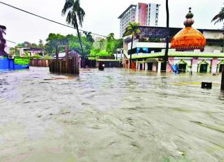 মৌসুমের প্রথম ভারী বৃষ্টিতে ডুবল নগরী