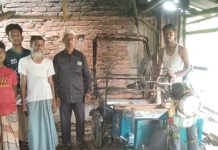 ব্যাটারি রিকশার টায়ারে ডিজেল ছিটিয়ে আগুন!