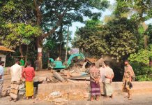 বাহারছড়া সমুদ্র সৈকত সড়কের প্রবেশমুখে অবৈধ স্থাপনা উচ্ছেদ