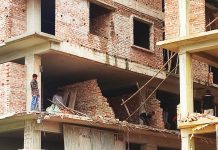 বায়েজিদে ভাঙা হচ্ছে পাঁচ ভবনের অংশ, মালিককে জরিমানা