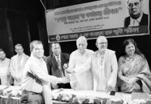 শেরেবাংলা অ্যাওয়ার্ড পেলেন চবি অধ্যাপক মোরশেদুল আলম