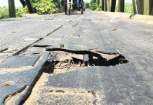 পাটাতন ভাঙা সেতুতে চলাচলে কষ্ট, সড়কে ডাকাতের ভয়