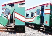 ট্রাকের সঙ্গে ঘষা লেগে পর্যটক এক্সপ্রেসের ১০ দরজা ক্ষতিগ্রস্ত