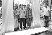 লোহাগাড়ায় অগ্নিকাণ্ডে ক্ষতিগ্রস্ত পরিবারের মাঝে ঢেউটিন বিতরণ