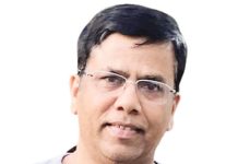 উত্তাল প্রতিবাদ ‘নো কিংস-নো ওয়ার’!