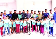 প্রাথমিক বিদ্যালয়ের শিক্ষার্থীদের জার্সি উপহার দিল গোসাইলডাঙ্গা ইউনাইটেড