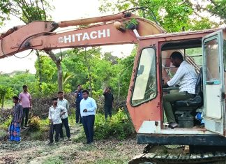 হাটহাজারীতে কৃষিজমির টপসয়েল কাটার বিরুদ্ধে প্রশাসনের অভিযান
