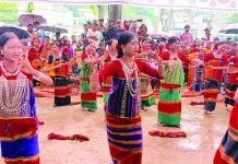 পাহাড়জুড়ে উৎসবের রং