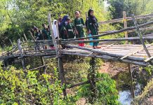 বাঁশের সাঁকোয় কষ্টে ২০ হাজার মানুষ