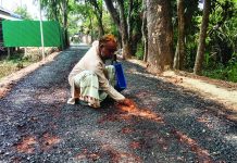 মাটির উপরই সড়কের কার্পেটিং হাতে ধরলেই উঠে যাচ্ছে খোয়া