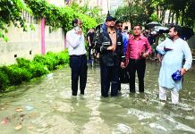 খালে দেওয়া অস্থায়ী বাঁধের কারণেই জলাবদ্ধতা : মেয়র
