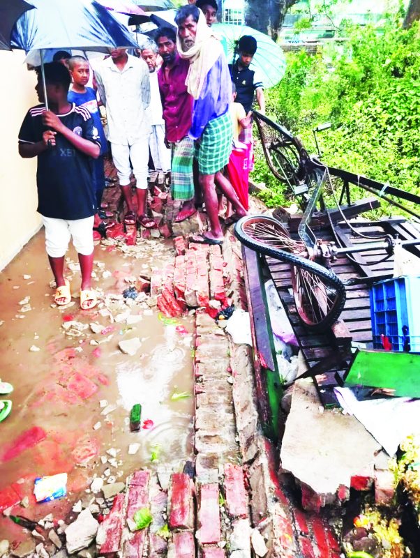 সবজি কিনছিলেন বৃদ্ধা, হঠাৎ দেয়াল ধসে মৃত্যু শিশুসহ আহত ৩ – দৈনিক আজাদী