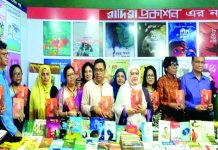 মনের রঙ আর পোশাকের রঙ মিলে একাকার হওয়ার দিন