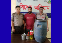 বায়েজিদে বসতঘরে মিলল চোলাই মদ, যুবক গ্রেপ্তার