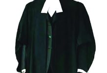 আভিজাত্যের কোট-গাউন, গরমে আইনজীবীদের হাঁসফাঁস