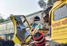 পিচ্ছিল সড়কে বাস-ট্রাক সংঘর্ষ, চালকসহ আহত ৪