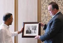 স্মৃতিময় দুই ছবি প্রধানমন্ত্রীকে দিলেন মার্কিন রাষ্ট্রদূত