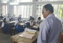 এসএসসি পরীক্ষার হল থেকে ফেসবুকে লাইভ!