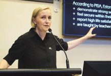 সামাজিক মাধ্যম নিষেধাজ্ঞা দিচ্ছে সবাই, এস্তোনিয়া হাঁটছে ভিন্ন পথে