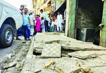 নালায় জমে থাকা আবর্জনা থেকে গ্যাস, বিস্ফোরণ