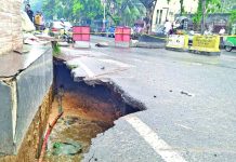 সড়ক দেবে গিয়ে বড় গর্ত প্রবর্তক মোড়ে যান চলাচল বন্ধ