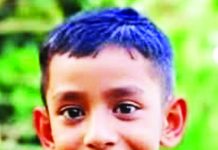 রেলিংয়ে দাঁড়িয়ে আম পাড়ার চেষ্টা, পা পিছলে রড বিঁধে শিশুর মৃত্যু