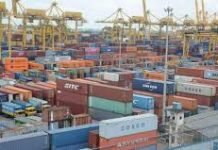 পাচার করা কন্টেনারটি ভর্তি গার্মেন্টস কাপড়ে