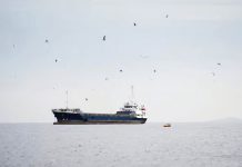 ট্রাম্পের ইরানি নৌযান ধ্বংসের হুমকি, তেলবাহী জাহাজ জব্দ