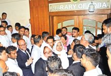 মনোনয়ন ফরম সংগ্রহে বাধা, উত্তেজনা