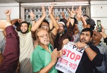 আগ্রাবাদে একীভূত পাঁচ ব্যাংকের শাখায় গ্রাহকদের বিক্ষোভ, তালা