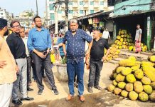 ফুটপাত দখল করে ব্যবসা চলবে না : মেয়র