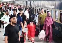 প্রথম দিনে প্রতিটি ট্রেনে ভিড়