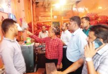 বেশি দামে আদা বিক্রি, খাতুনগঞ্জে দুই প্রতিষ্ঠানকে ৮০ হাজার টাকা জরিমানা
