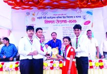 ক্ষুদে বিজ্ঞানীদের প্রজেক্ট দেখে মুগ্ধ দর্শনার্থীরা