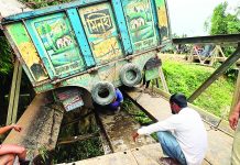 নড়বড়ে সেতুতে ভারী ট্রাক,যোগাযোগ বিচ্ছিন্ন লংগদু