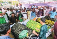 ফিরলেন কফিনে, শায়িত পাশাপাশি