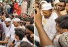 নাসীরুদ্দীন পাটওয়ারীর ওপর হামলা, ডিম নিক্ষেপ