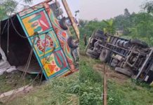 ঢাকা-টাঙ্গাইল মহাসড়কে ট্রাক উল্টে নিহত ১৫