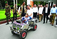 বিশেষ চাহিদাসম্পন্ন শিক্ষার্থীর তৈরি বাহনে চড়লেন প্রধানমন্ত্রী