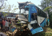 লোহাগাড়ায় দুই বাসের মুখোমুখি সংঘর্ষ, নারীসহ নিহত ৪
