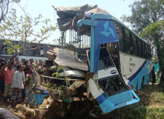 লোহাগাড়ায় দুই বাসের মুখোমুখি সংঘর্ষ, নারীসহ নিহত ৪