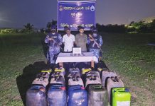 সাম্পান থেকে ৮০০ লিটার পাম অয়েল জব্দ, দুই চোরাকারবারি আটক