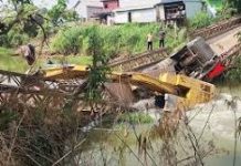 নড়বড়ে সেতুতে ভারী ট্রাক,যোগাযোগ বিচ্ছিন্ন লংগদু
