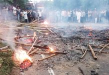 সীতাকুণ্ডে মহাসড়কে আগুন দিয়ে ২ ঘণ্টা ব্যারিকেড, ৩৫ কিলোমিটার যানজট