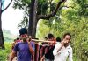 বাঁশ-কাপড়ের দোলায় ১০ কিমি পাহাড়ি পথ পেরিয়ে হাসপাতালে প্রসূতি